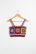 Blusa de crochê Granny Square colorida da Kukini Co., detalhe de ponto crochê com cores vibrantes e padrão quadrado.