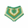 Calções de crochet granny square verdes para crianças, estilo colorido, da marca Kukini Co., com padrão de quadrados decorativos.
