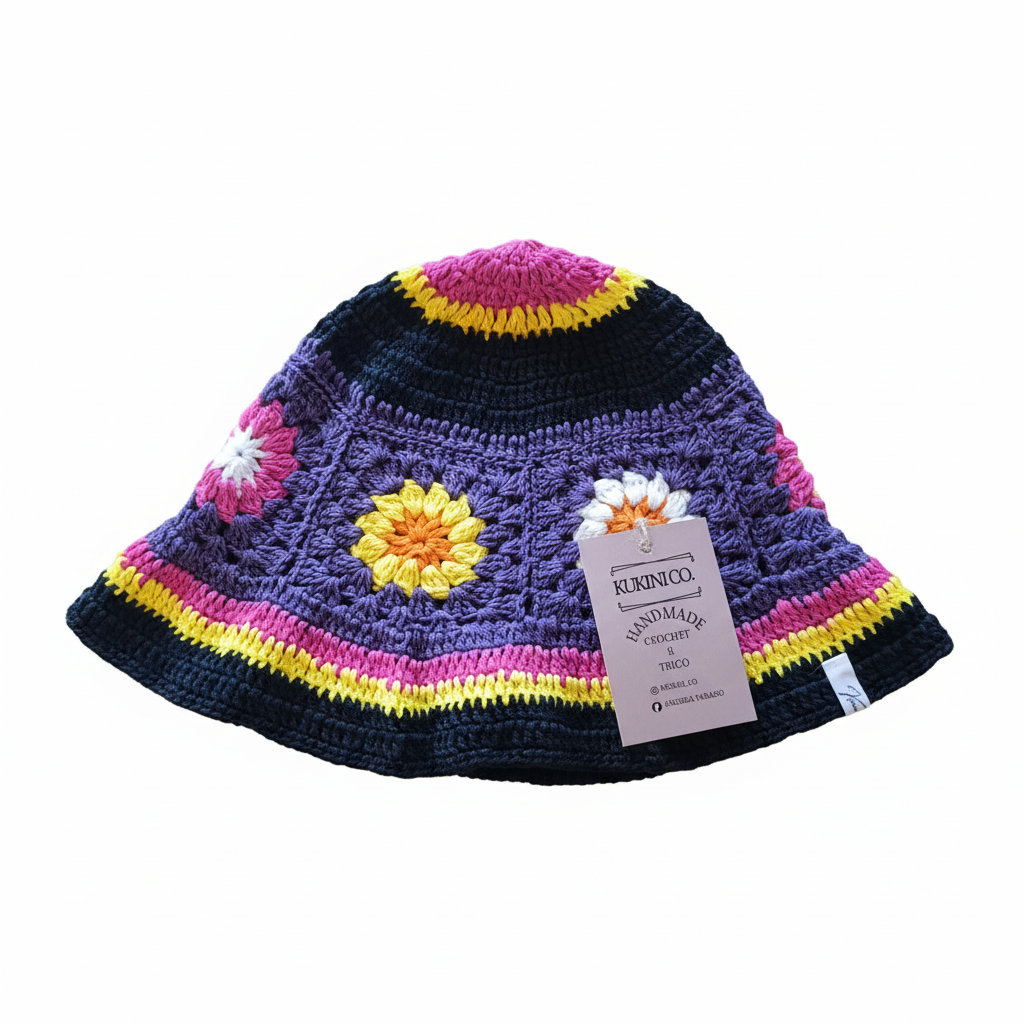 Chapéu bucket de crochê roxo com flores, acessório de moda estilo casual da marca Kukini Co.