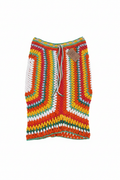 Saia longa crochet boho arco-íris da Kukini Co., com detalhes coloridos e estilo descontraído, vista de perfil em fundo neutro.