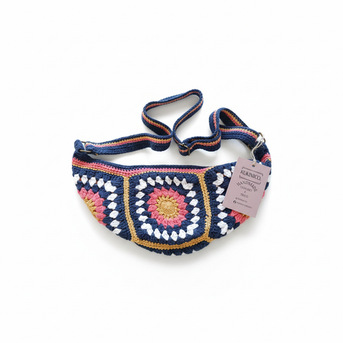 Bolsa Pouchet de Cintura Kukini Co. azul marinho, com detalhes em couro e compartimentos para organização, vista frontal