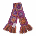 Cachecol de crochê granny square rosa e laranja da marca Kukini Co., exibindo padrão colorido e detalhes em crochê.