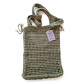 Mala de crochet filet de praia Kukini Co. em tom verde khaki, com detalhes em crochê e alça resistente.