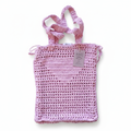 Mala de crochet para praia rosa da Kukini Co., com acabamento em filet e alça de mão.