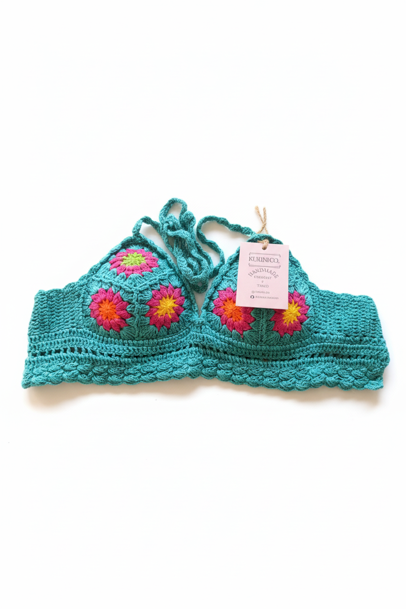 Top bojo crochet verde piscina da Kukini Co., com detalhes em crochê e alças ajustáveis, vista frontal da peça.