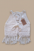 Colete branco de crochê com franjas da Kukini Co., exibindo detalhes delicados e acabamento artesanal.