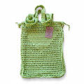 Mala de crochet filet para praia da Kukini Co., verde limão, com detalhes abertos e alça para transporte confortável.