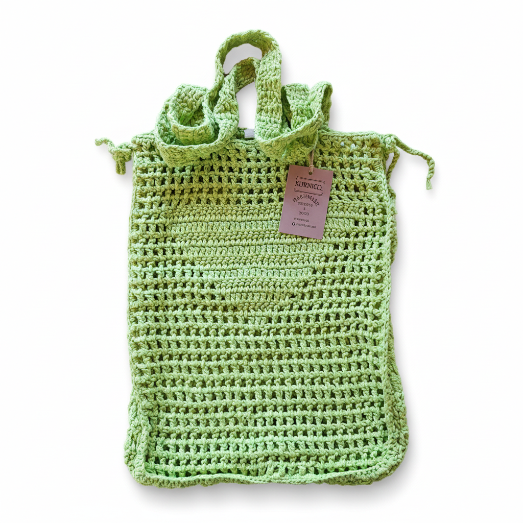 Mala de crochet filet para praia da Kukini Co., verde limão, com detalhes abertos e alça para transporte confortável.