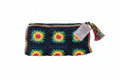 Bolsa carteira de crochê preta da Kukini Co., estilo Rasta com detalhes coloridos e alça ajustável.