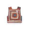 Colete de crochê Granny Square Tons Terra da Kukini Co., detalhes coloridos e texturizados, estilo artesanal e confortável.