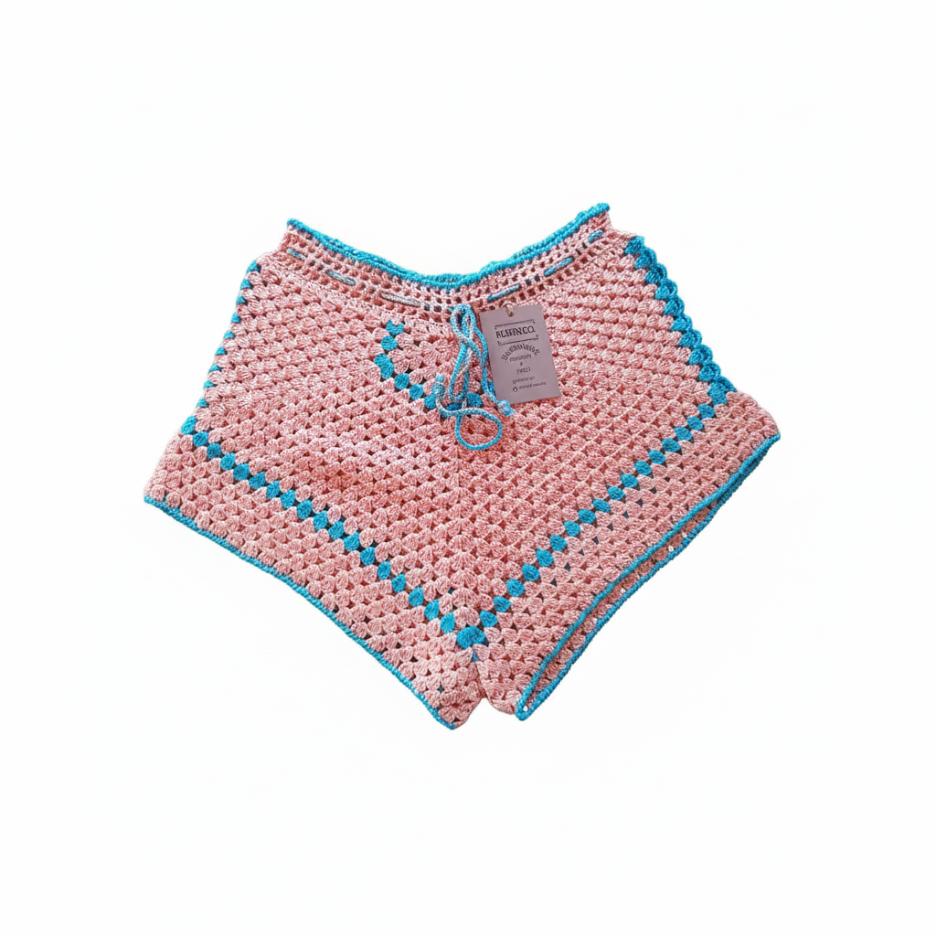 Calções de crochê Granny Square rosa salmão e azul turquesa da Kukini Co., com padrão colorido e detalhes em crochê.