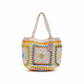 Mala de crochê Granny Square da Kukini Co. em tom creme, com detalhes em crochê colorido e alça de mão para moda praia.
