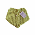 Calções de crochet verde limão para crianças, estilo casual, feitos pela Kukini Co., mostra detalhes do tecido e acabamento.