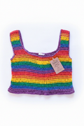 Blusa cropped de crochê Rainbow da Kukini Co., com cores vibrantes e padrão de crochê detalhado, vista frontal.