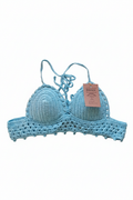 Top Bojo Crochet azul bebê da Kukini Co., detalhe em crochê azul claro, com acabamento delicado e confortável para bebê.