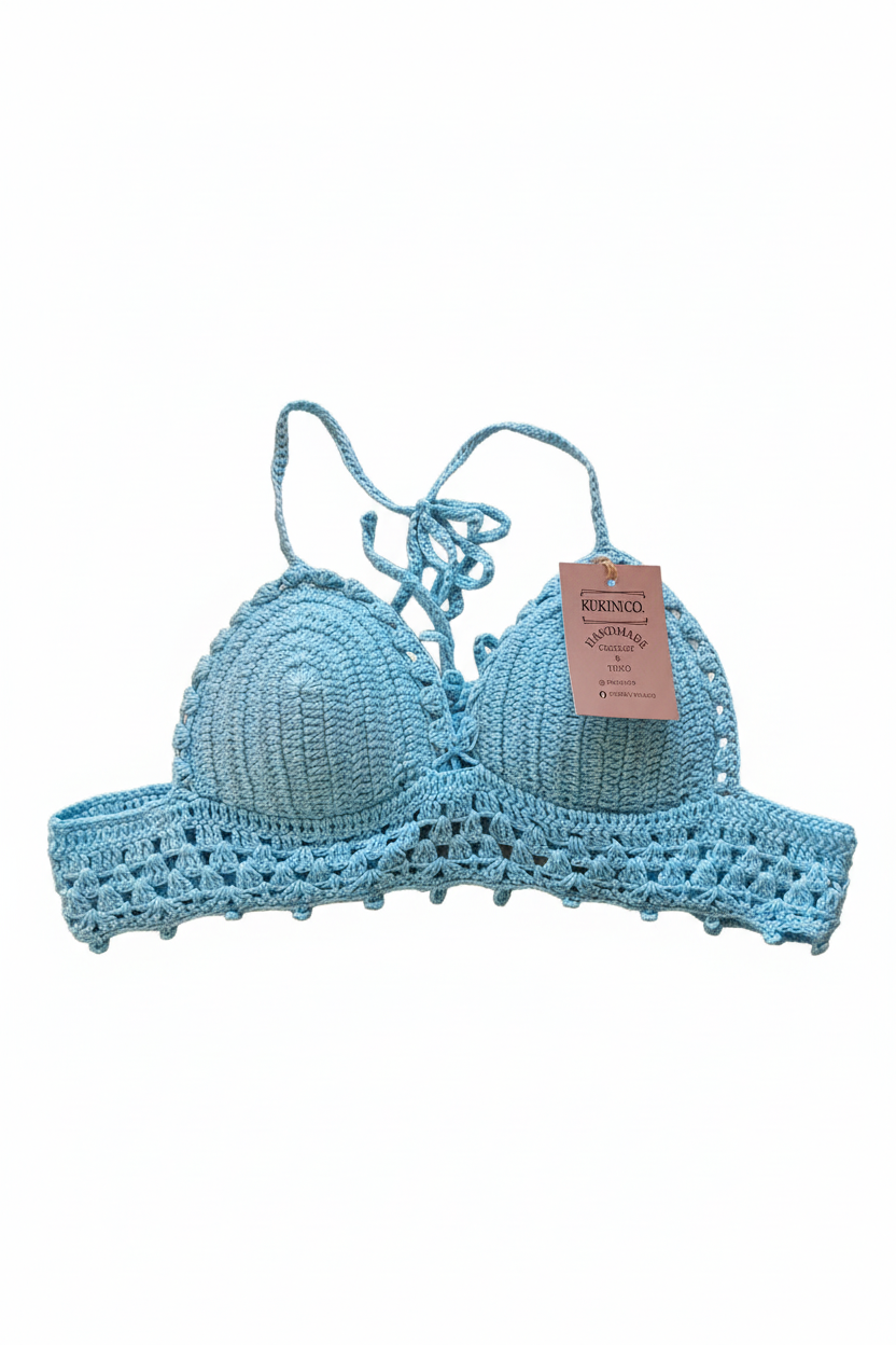 Top Bojo Crochet azul bebê da Kukini Co., detalhe em crochê azul claro, com acabamento delicado e confortável para bebê.