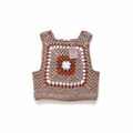 Colete de crochê Granny Square bege e castanho da Kukini Co., detalhes de pontos de crochê e acabamento artesanal.