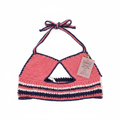 Top de crochet halter coral e azul marinho da Kukini Co., detalhe com pontos abertos e acabamento delicado.