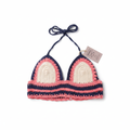Blusa de crochê halter azul navy, coral e creme da Kukini Co., detalhe de top de crochê com alças e cores vibrantes.