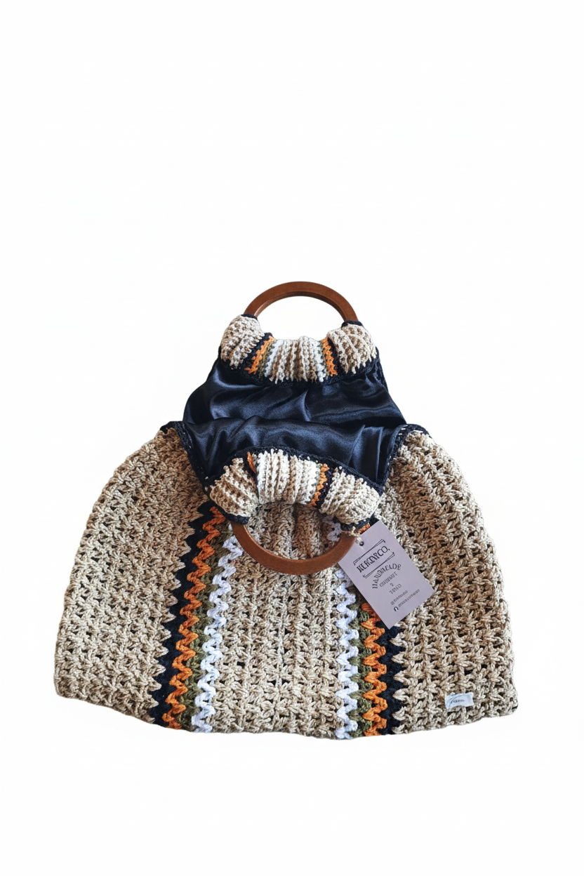 Bolsa de crochê arco natural da Kukini Co. com detalhes em crochê artesanal, ideal para estilos casuais e verão.
