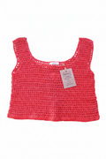 Top crochet curto vermelho da Kukini Co., peça de vestuário com detalhes em crochê e acabamento delicado, em fundo neutro.