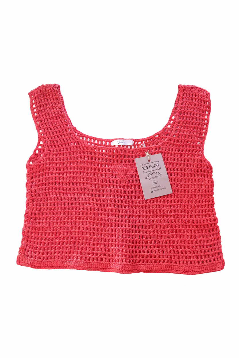 Top crochet curto vermelho da Kukini Co., peça de vestuário com detalhes em crochê e acabamento delicado, em fundo neutro.