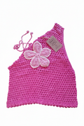 Top de crochê rosa com flor, peça feminina da marca Kukini Co., mostrando detalhes do trabalho em crochê e acabamento delicado.