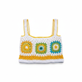 Top de crochê granny square branco da Kukini Co., detalhe do tecido com padrão colorido nas bordas.