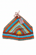 Top de crochê triângulo multicolor da Kukini Co., modelo com padrão colorido e detalhes visíveis na imagem.