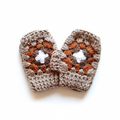 Luvas de crochê Granny Square bege e castanho da Kukini Co., detalhes coloridos e padrão clássico de crochê.