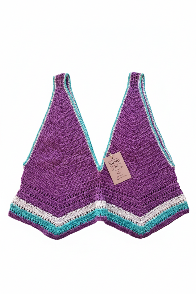 Top de crochê roxo com riscas da marca Kukini Co., exibindo detalhes do tecido e padrão de listras na imagem.