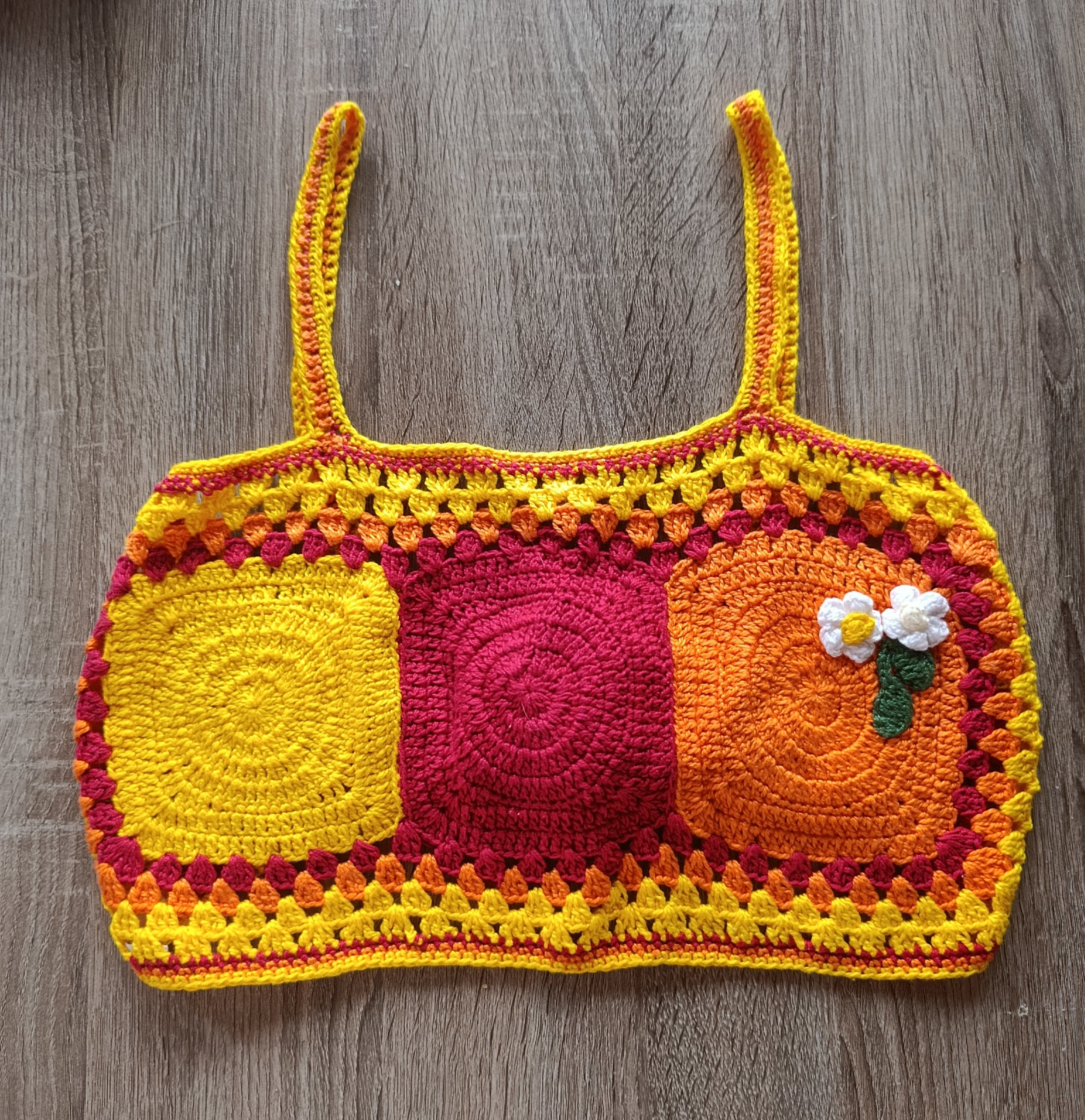 Top crochet curto feito à mão pela Kukini Co., com detalhes de pontos e acabamento artesanal.