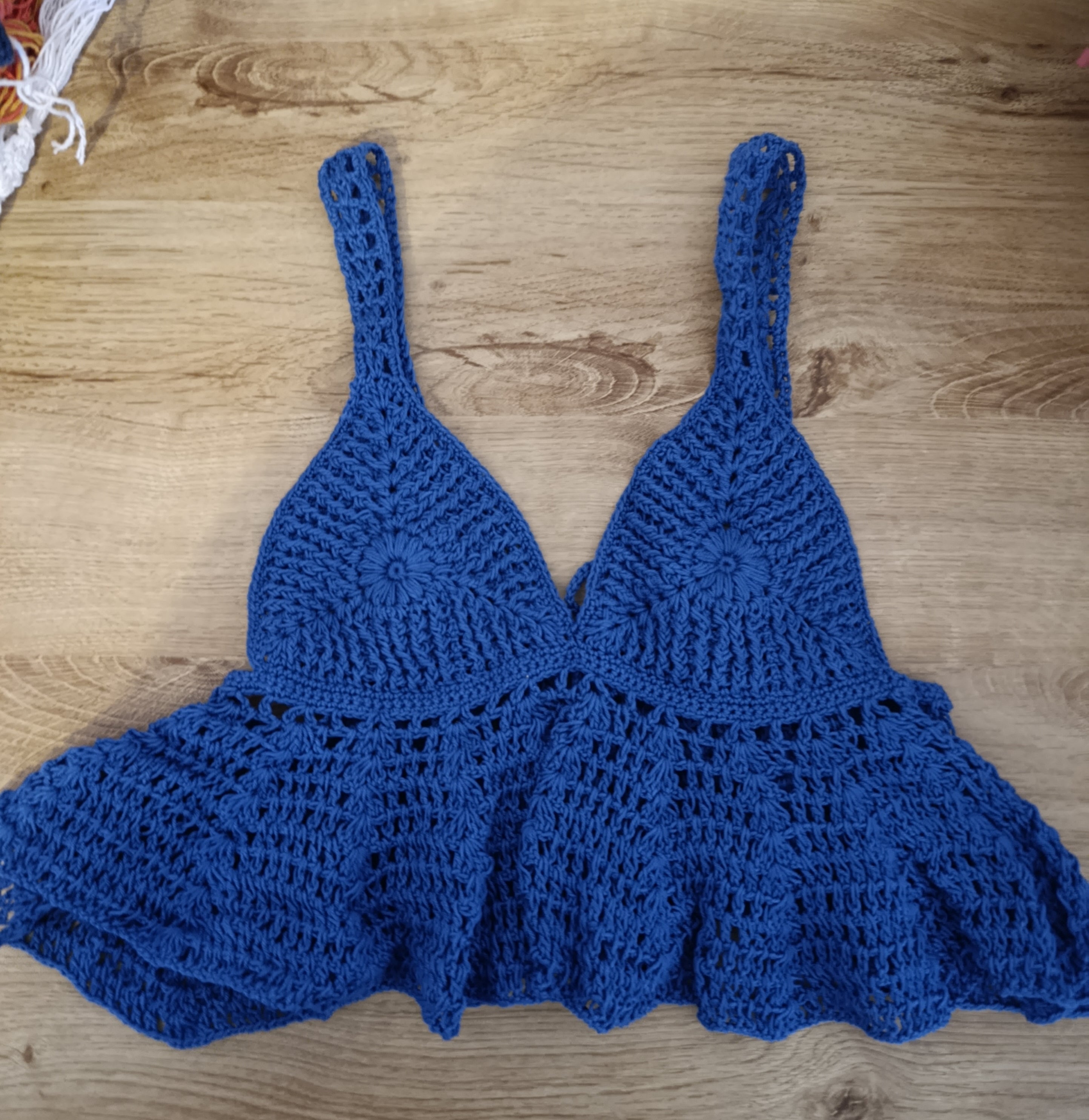 Top de crochê azul feito à mão da Kukini co., mostrando detalhes do tecido e acabamento artesanal.