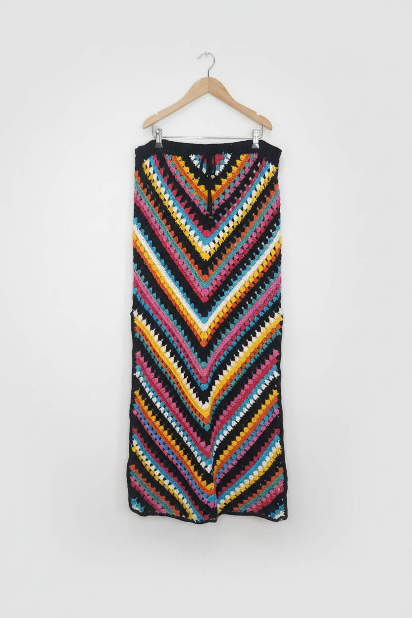 Saia longa preta com padrão Chevron de crochê, estilo elegante, da marca Kukini Co., exibida sobre fundo branco.