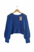Sweater azul fundo branco