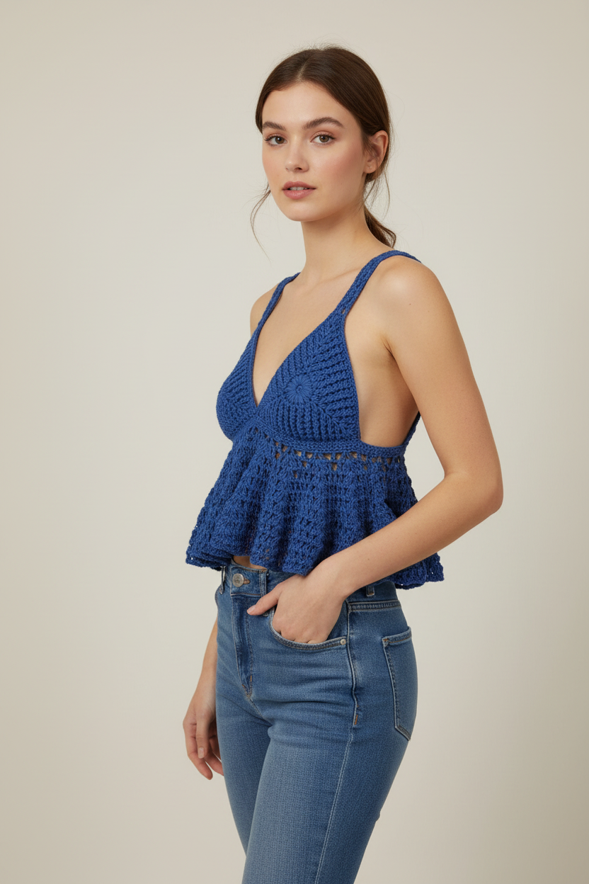Top Crochet Azul com Jeans - Fundo Neutro