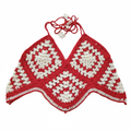 Blusa de crochê granny square vermelha e branca, feita à mão pela Kukini Co., com detalhes coloridos e tecido leve.