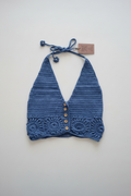 Top de crochet azul com fundo branco